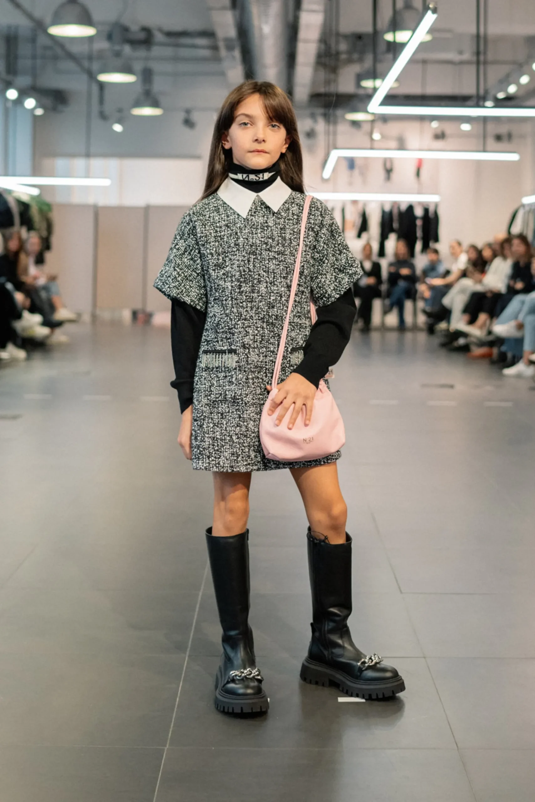 N°21 Abito in bouclé con catenelle | Vestiti